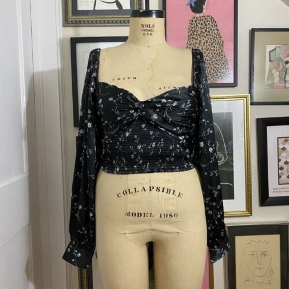 NWT Urban Outfitters black white floral print crop balloon sleeve blouse sz Med - Picture 2 of 6